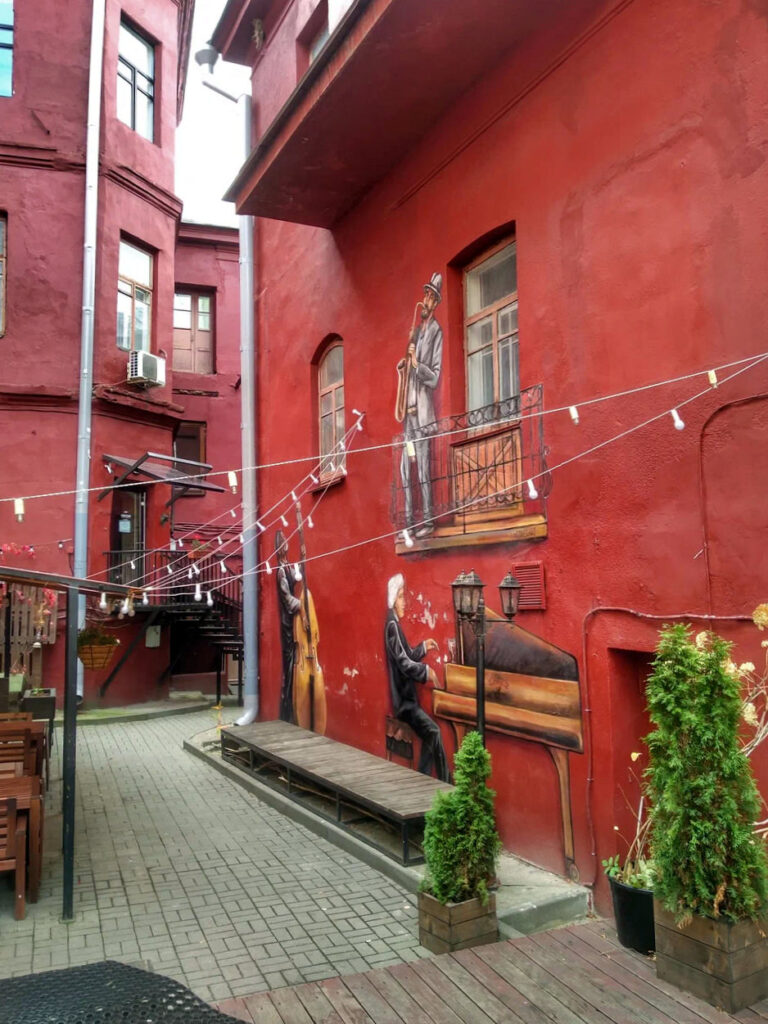 Красный дворик в Минске - колоритное место для фотосессий