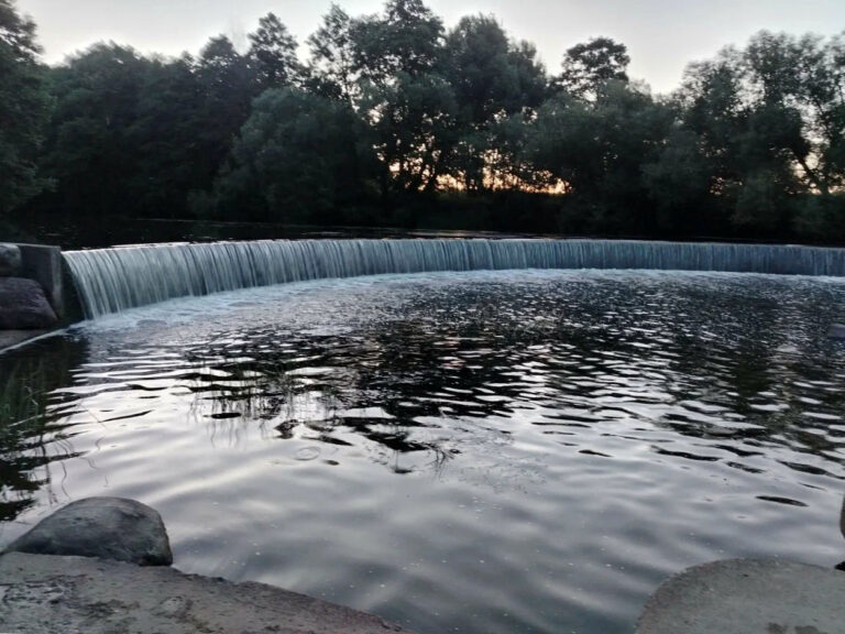 Водопад в парке Дрозды - красивое место для отдыха в Минске